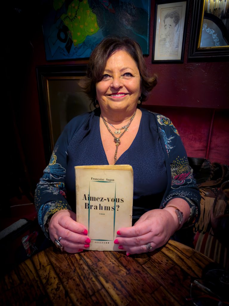 mulher com livro